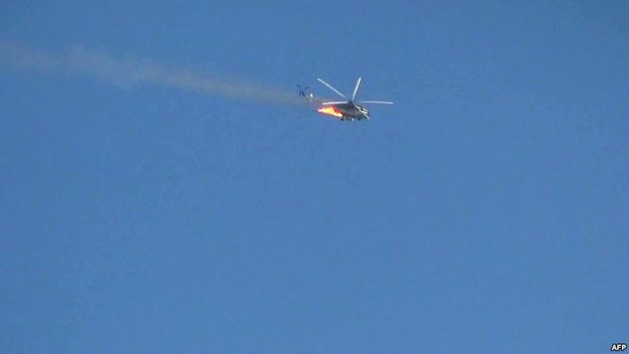 Một chiếc trực thăng vũ trang của Syria bốc cháy và rơi hồi tháng 8